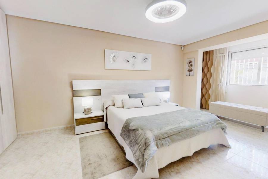 Sale - Villa - Lago jardin - Torrevieja