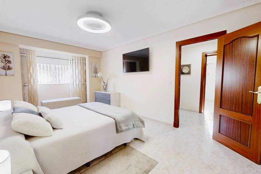 Sale - Villa - Lago jardin - Torrevieja