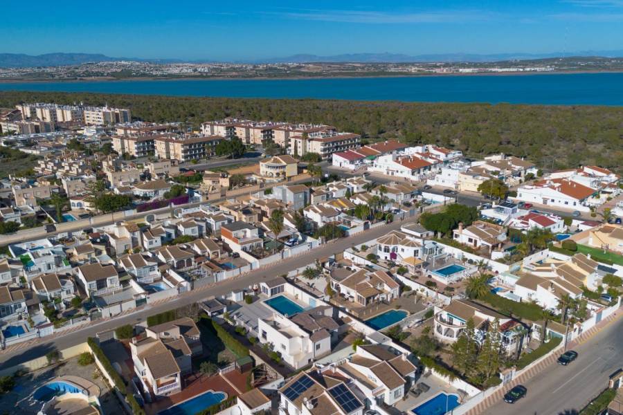 Venta - Chalet - El chaparral - Torrevieja