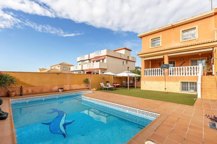 Sale - Semi-detached house - Aguas Nuevas - Torrevieja