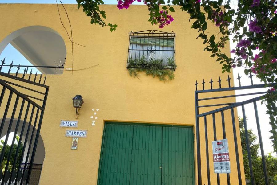 Venta - Casa con terreno -  - San Miguel de Salinas