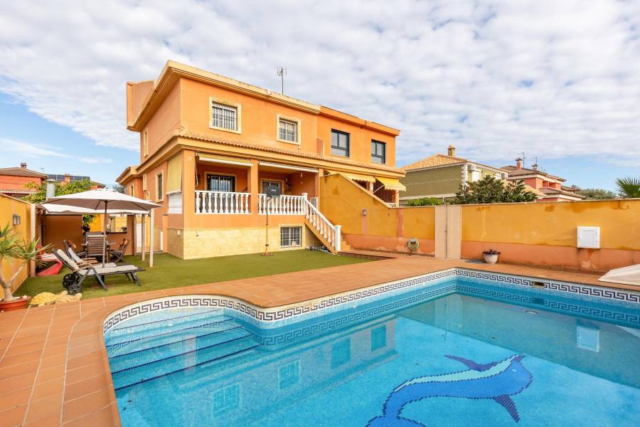 Semi-detached house - Sale - Aguas Nuevas - Torrevieja