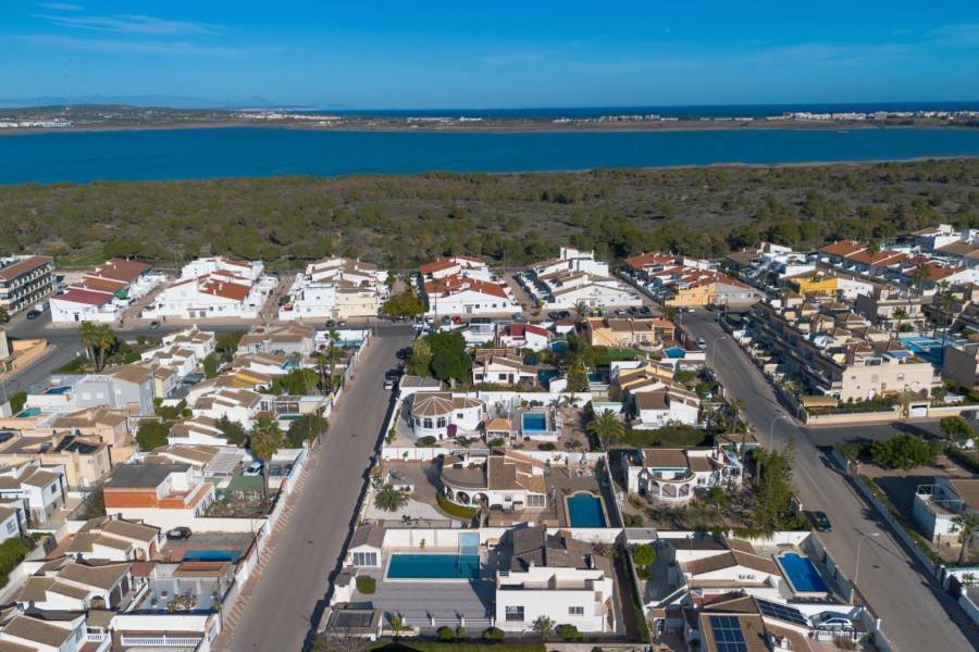 Venta - Chalet - El chaparral - Torrevieja