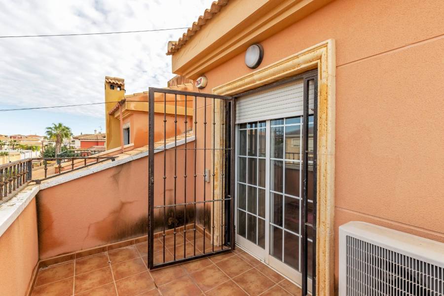 Sale - Semi-detached house - Aguas Nuevas - Torrevieja