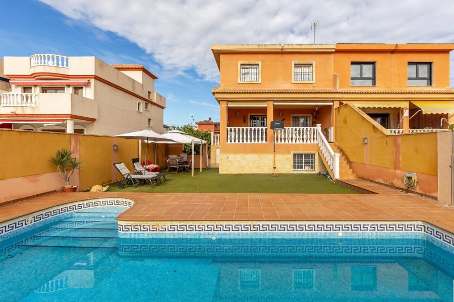 Sale - Semi-detached house - Aguas Nuevas - Torrevieja