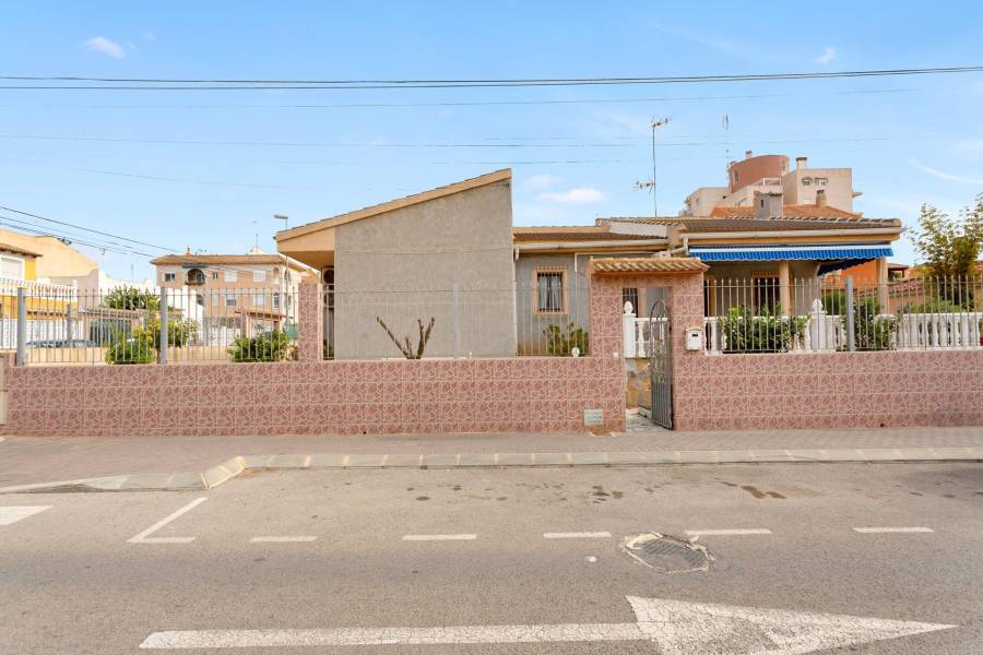 Venta - Chalet - Nueva Torrevieja - Torrevieja